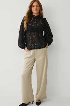 Ellos Collection Blondebluse med høj halsudskæring