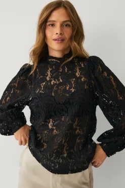 Ellos Collection Blondebluse med høj halsudskæring