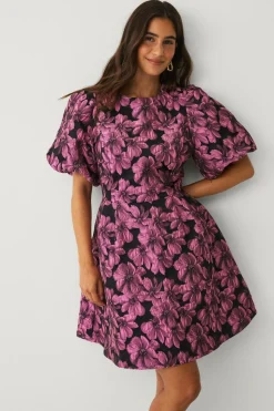 Ellos Collection Jacquardvævet kjole med pufærmer