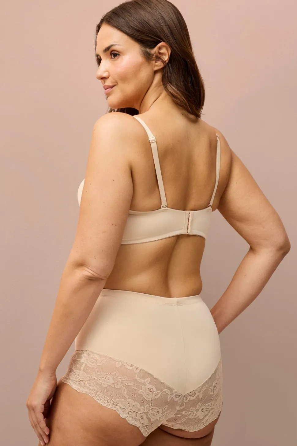 Ellos Collection Shapingtrusser med blondedetaljer - medium støtte