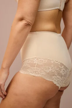 Ellos Collection Shapingtrusser med blondedetaljer - medium støtte