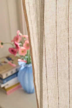 Ellos Home Multibåndsgardin Elly Thin Stripe i genanvendt halvlinned 2-pak