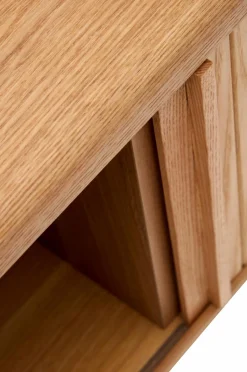 Kave Home Mailen tv-bord med 2 døre i askefinér med mørk finish 120 x 50 cm