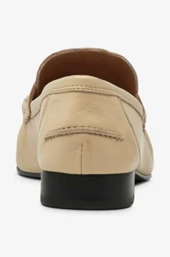 Mango Loafers Isi