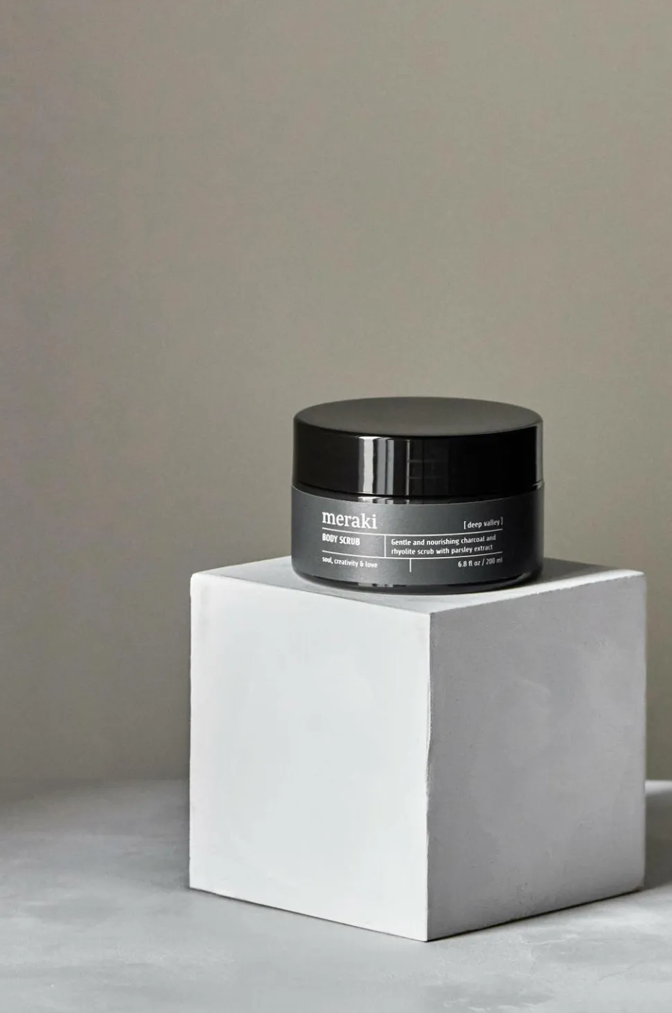 Meraki Bodyscrub Deep Valley Charcoal 200 Ml