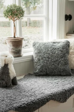 Skinnwille Snowy i fåreskind Curly