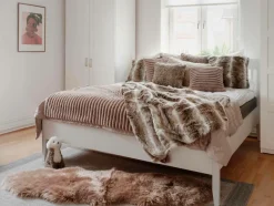 Skinnwille Snowy i fåreskind Curly