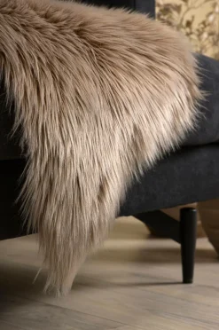 Venture Home Fåreskind Katy