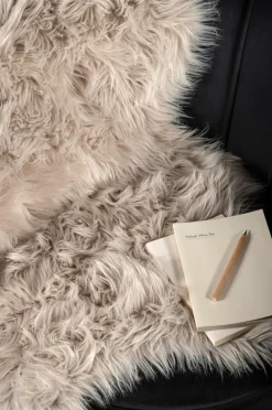 Venture Home Fåreskind Katy